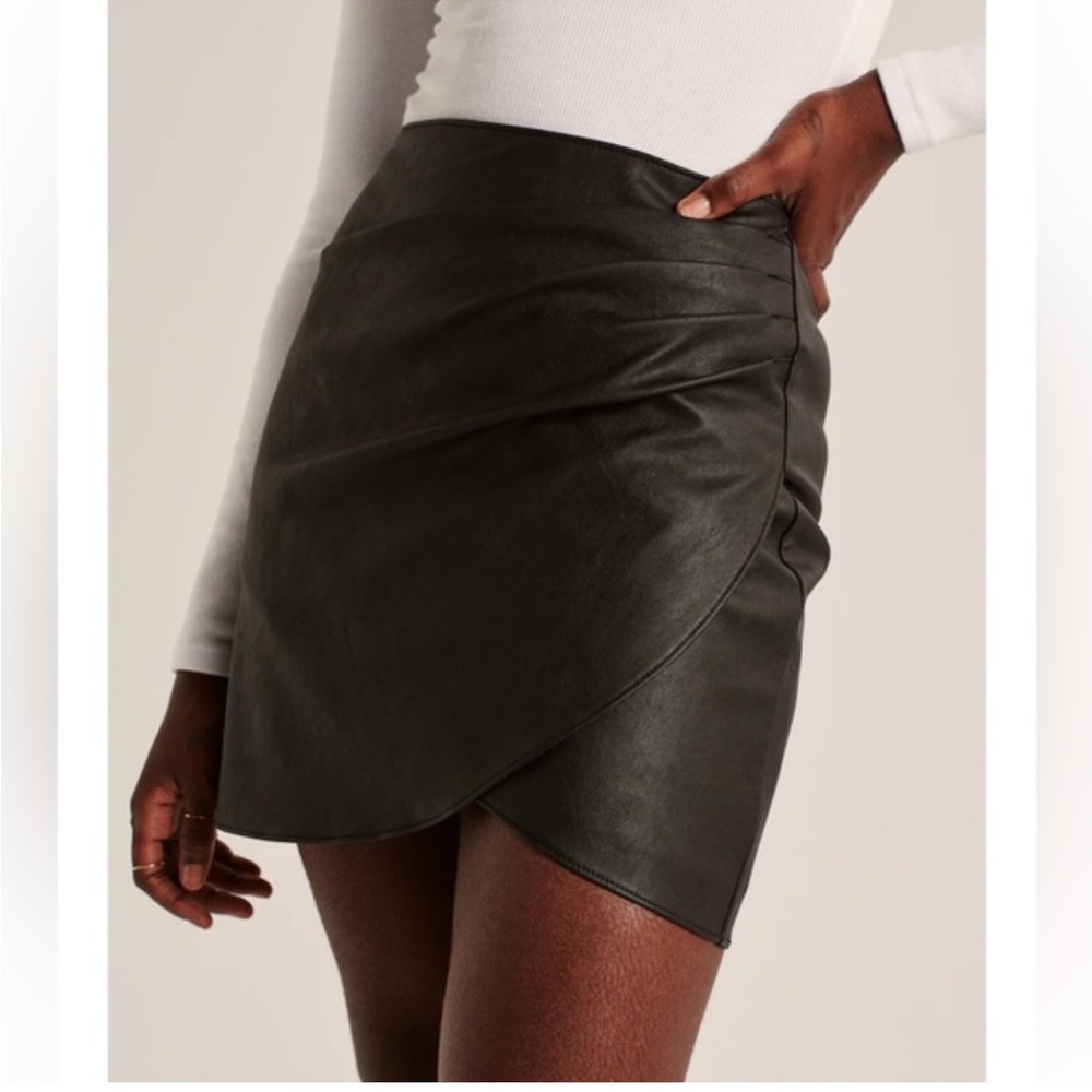 Soft Vegan Leather Ruched Mini Skirt Abercrombie & Fitch Size Large GUC
